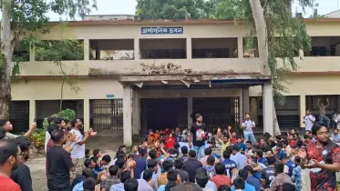 পাবনা টেক্সটাইল ইঞ্জিনিয়ারিং কলেজের প্রশাসনিক ভবনে তালা ঝুলিয়ে অবস্থান ধর্মঘট