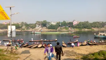 রাজধানীতেই তিন লাখ মানুষের যাতায়াতে ভরসা বৈঠাচালিত নৌকা : দাবি একটিমাত্র সেতু