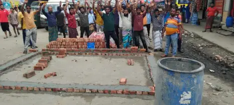 মহাসড়ক দখল করে ট্রাফিক বক্স নির্মাণের চেষ্টা, জনতার বাধায় কাজ বন্ধ