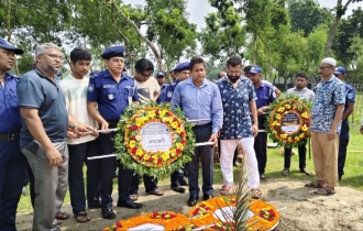 নিহত শিক্ষিকা মাহরিন চৌধুরীর সমাধিতে নীলফামারী জেলা  প্রশাসকের শ্রদ্ধাঞ্জলি