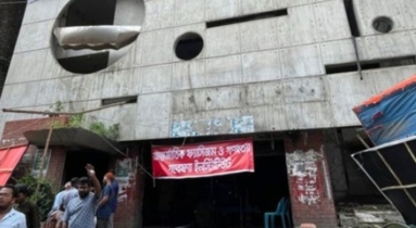 হাত ছাড়া হয়ে গেল আওয়ামী লীগের কেন্দ্রীয় কার্যালয়, নতুন ব্যানার টাঙিয়ে করা হচ্ছে পরিষ্কার