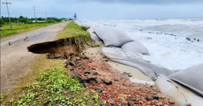 তীব্র ঢেউয়ের আঘাতে ভাঙছে মেরিন ড্রাইভ সড়ক! 