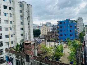 ঢাকার মাঝখানে যে বাড়িটার ছাদে নেই মোবাইল নেটওয়ার্ক—তবে শান্তি আছে!