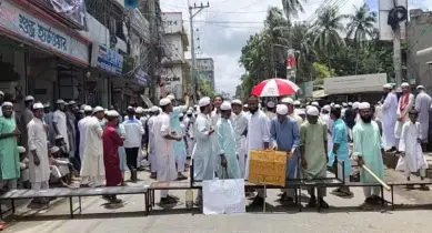 ময়মনসিংহে বিভিন্ন দাবিতে মাদরাসা শিক্ষার্থীদের বিক্ষোভ