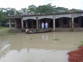 বাকেরগঞ্জে বৃষ্টির পানিতে ডুবে থাকে বিদ্যালয়ের মাঠ, নৌকায় পারাপার