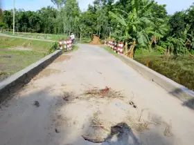 তারাগঞ্জে ভেঙে যাওয়া সেই ব্রিজ কলা গাছ ও মাঠি দিয়ে সংস্কার! দুর্ঘটনার  আশঙ্কা