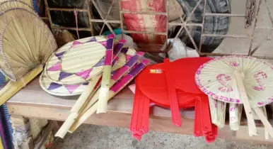 বিলুপ্তপ্রায় ঢাকার বাঁশের/ তালপাতার হাতপাখা: হারিয়ে যাচ্ছে প্রাচীন শীতলতার ঐতিহ্য