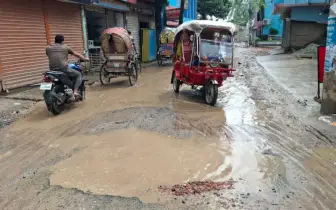 মাদারীপুর পৌর শহরের প্রধান সড়কের বেহাল দশা, তৈরি হয়েছে মরণ ফাঁদ