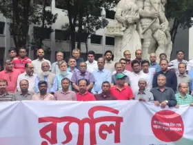 হাসিনার পতনের বর্ষপূর্তিতে ’সাদা দলের’ বিজয় র‌্যালি: শহীদদের শ্রদ্ধা