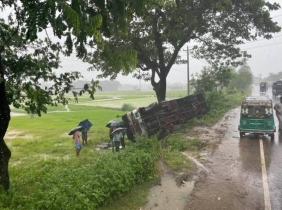 পটিয়ায় যাত্রীবাহী বাস খাদে পড়ে আহত অনেকে