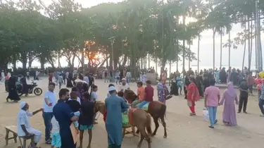 তীব্র তাপদাহে চাঁদপুর বড় স্টেশন তিন নদীর মোহনায় দর্শনার্থীদের ভিড়