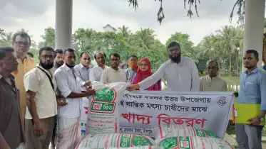 মতলব উত্তরে ক্ষতিগ্রস্ত প্রান্তিক চাষীদের মাঝে মাছের খাদ্য বিতরণ