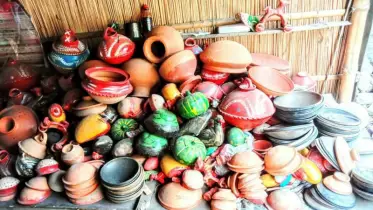 পাবনায় আধুনিকতার ছোঁয়ায় হারিয়ে যাচ্ছে মৃৎশিল্প