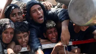 গাজায় ইসরায়েলের বিমান থেকে ত্রাণ ফেলা শুরু
