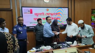 চুয়াডাঙ্গায় ৪৫ জন জুলাই যোদ্ধার হাতে স্বাস্থ্য কার্ড দিলেন জেলা প্রশাসক