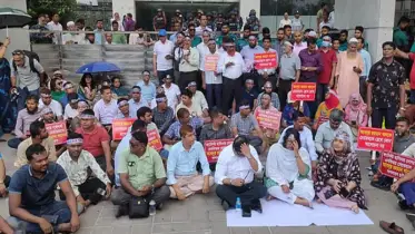 চাকরি রক্ষায় মরিয়া আন্দোলনকারীরা