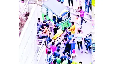 বনানীতে অটোরিক্সা চালকদের সড়ক অবরোধ, স্থানীয়দের সঙ্গে সংঘর্ষ
