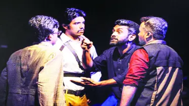 বাতিঘরের প্যারাবোলা  নাটকের মঞ্চায়ন