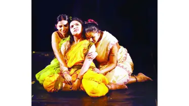 নীল ময়ূরের যৌবন নাটকের মঞ্চায়ন শুরু