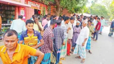 জীবিকার সন্ধানে ভোরেই শুরু হয় সারাদিনের লড়াই