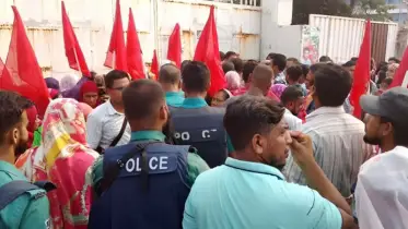 গাজীপুরে পৃথক দাবিতে তিন পোশাক কারখানায় বিক্ষোভ