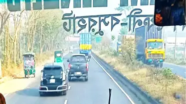 ঢাকা-চট্টগ্রাম মহাসড়কে চলছে অবৈধ অটোরিক্সা থ্রি হুইলার