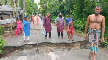 অতিবৃষ্টিতে লোহাগড়া-নহাটা আঞ্চলিক সড়কে ধ্বস:  দ্রুত সংস্কারে যান চলাচল স্বাভাবিক