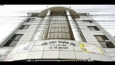 মঞ্চের পাটাতনে ফাটল আসনে জোড়াতালি