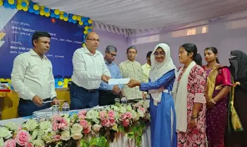 বাগেরহাটে অর্থসংকটে শিক্ষাজীবন ব্যাহত হবে না: জেলা প্রশাসক