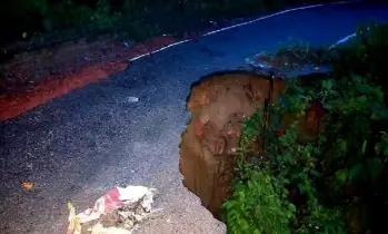 ভারী বৃষ্টিতে এবার বান্দরবান-লামা সড়ক যোগাযোগ বিচ্ছিন্ন
