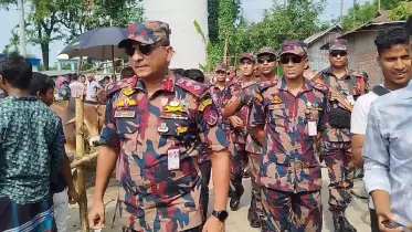 লালমনিরহাটে কোরবানির পশুর হাট পরিদর্শনে বিজিবি অধিনায়ক, সীমান্তে চোরাচালান রোধে জোরদার তৎপরতা