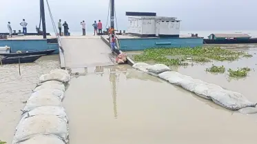 ঈদে বন্ধ রৌমারী-চিলমারী ফেরি, বাড়তি ভাড়ায় ভোগান্তিতে ঘরমুখো মানুষ