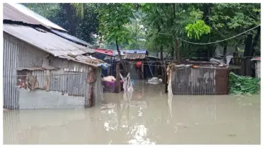 নিম্নচাপের প্রভাবে বেড়িবাঁধ ভেঙে হাজারো পরিবার পানিবন্দী