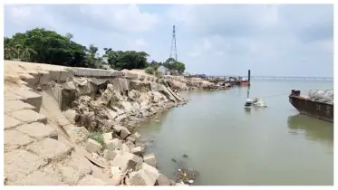 বর্ষা আইতাছে, আমরা কেমনে থাকমু? আমাগো রাতে ঘুম নাই! প্রতিদিন বাঁধ ভাঙার পরিমাণ বাড়ায় স্থানীয়দের ক্ষোভ প্রকাশ