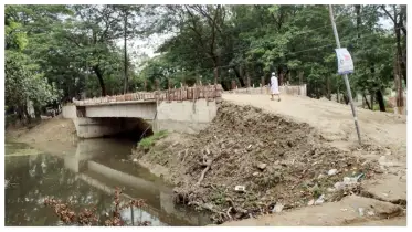 খাগরিয়া ভরা শঙ্খের উপর বটতল ব্রিজ নির্মাণ কাজ দীর্ঘ ৩ বছরেও শেষ হয়নি