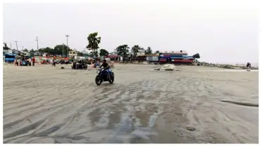কুয়াকাটায় আশঙ্কাজনক হারে কমে গেছে পর্যটক উপস্থিতি, হোটেল ব্যবসায় ভয়াবহ সংকট