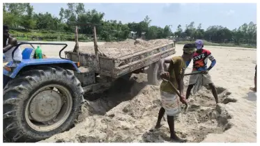 ডিমলায় নদী আগ্রাসন, প্রশাসনকে ‘ম্যানেজ’ করে বালু বাণিজ্য, হুমকির মুখে পরিবেশ ও জনজীবন