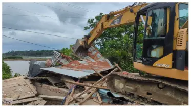 লক্ষ্মীপুরে মজুচৌধুরী হাটে অবৈধ স্থাপনা উচ্ছেদ, কেপিআই নিরাপত্তায় প্রশাসনের অভিযান