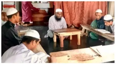 দেড় যুগ ধরে কুরআনের আলো ছড়াচ্ছেন অন্ধ হাফেজ মশিউর