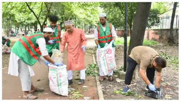 মহাসমাবেশ শেষে রমনা পার্কে জামায়াতের পরিচ্ছন্নতা অভিযান