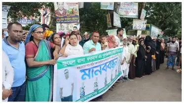 চাঁদপুরে হত্যার বিচারের দাবিতে লাশ নিয়ে থানার সামনে বিক্ষোভ ও মানববন্ধন