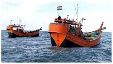 বাংলাদেশের জলসীমায় মাছ শিকারের সময় ২ ট্রলারসহ ৩৪ ভারতীয় জেলে আটক, জব্দ বিপুল পরিমাণ ইলিশ