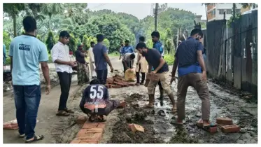 কর্দমাক্ত সড়কে ইট বিছিয়ে রাস্তা তৈরি ইবি ছাত্রশিবিরের