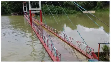 ঝুলন্ত সেতু হ্রদের পানিতে তলিয়ে গেছে, পর্যটকদের চলাচলে নিষেধাজ্ঞা