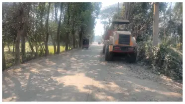 দাউদকান্দি-মতলব সড়কের কাজ বন্ধ, যাত্রী দুর্ভোগ চরমে