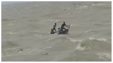 মেঘনায় ঝড়ে আরও এক ট্রলার ডুবি, অল্পের জন্য রক্ষা পেল পাঁচ জেলে