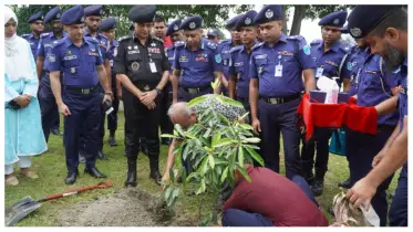 স্বরাষ্ট্র উপদেষ্টা নারায়ণগঞ্জ জেলা পুলিশ লাইন্স পরিদর্শন করলেন