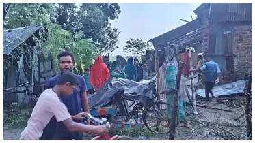 রাণীশংকৈলে হঠাৎ ঘূর্ণিঝড়, লণ্ডভণ্ড বাড়িঘর