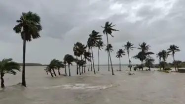 দ্বীপে বন্দি দুই লাখ মানুষ: বৈরী আবহাওয়ায় টানা দুই দিন বিচ্ছিন্ন রাঙ্গাবালী