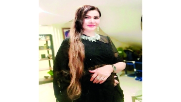 অ্যাওয়ার্ড পেলেন নাজনীন হাসান খান